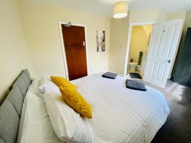 Cannock House ~ 4 Bedrooms All With Ensuite. Rugeley Exterior photo